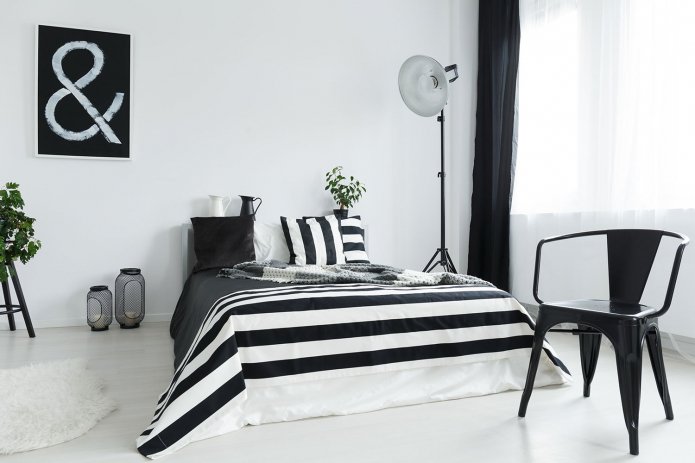 chambre élégante avec un lampadaire inhabituel
