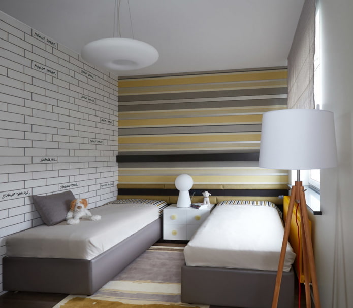 Papier peint à rayures horizontales dans la chambre d'enfant