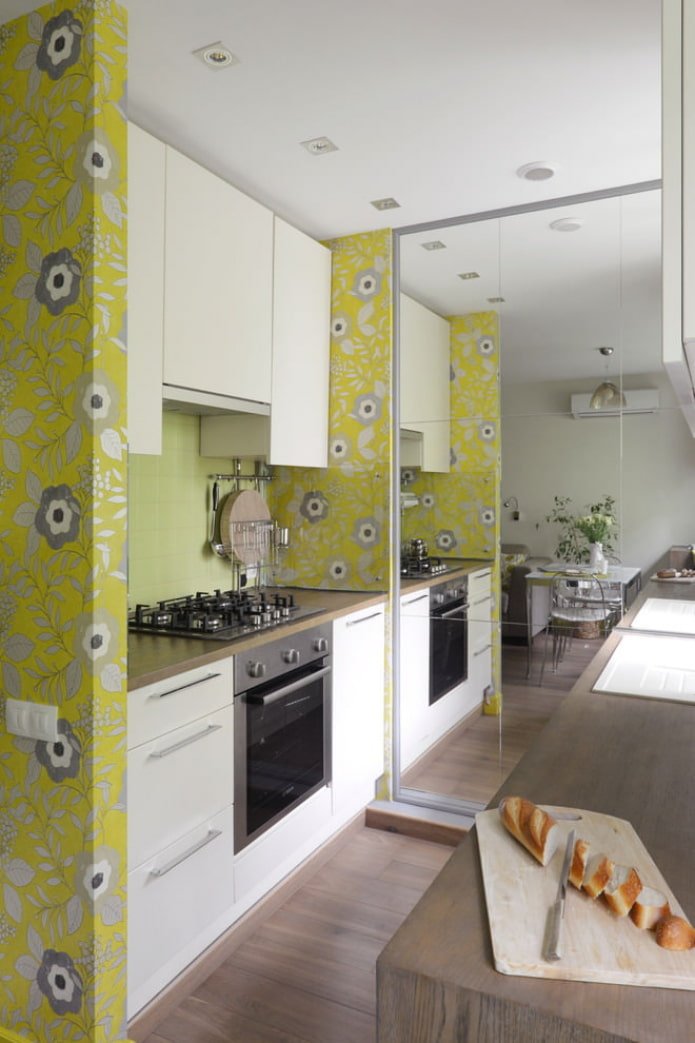 Un miroir mural dans la cuisine