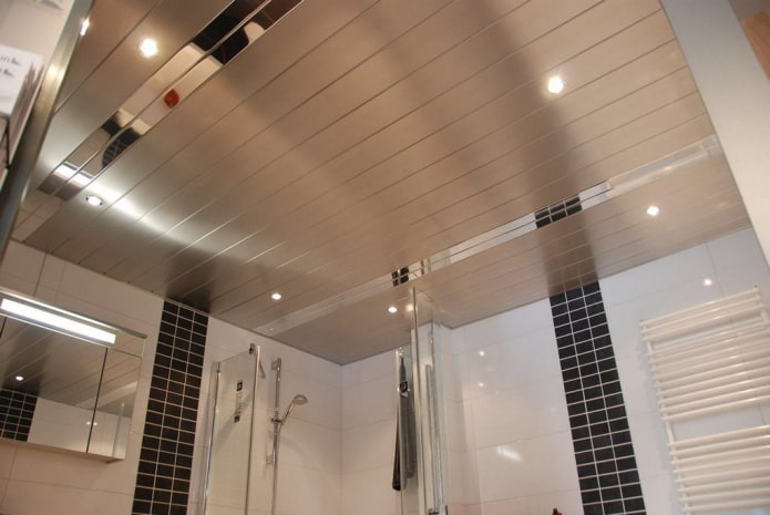 Finir le plafond avec des panneaux métalliques avec un revêtement miroir