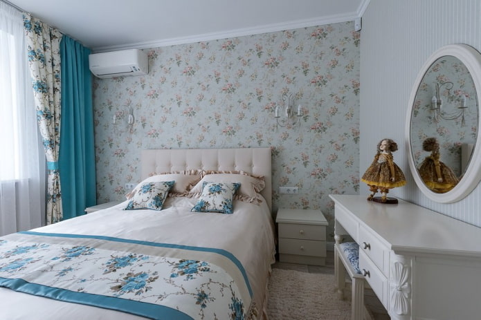 papier peint à petits motifs dans la chambre
