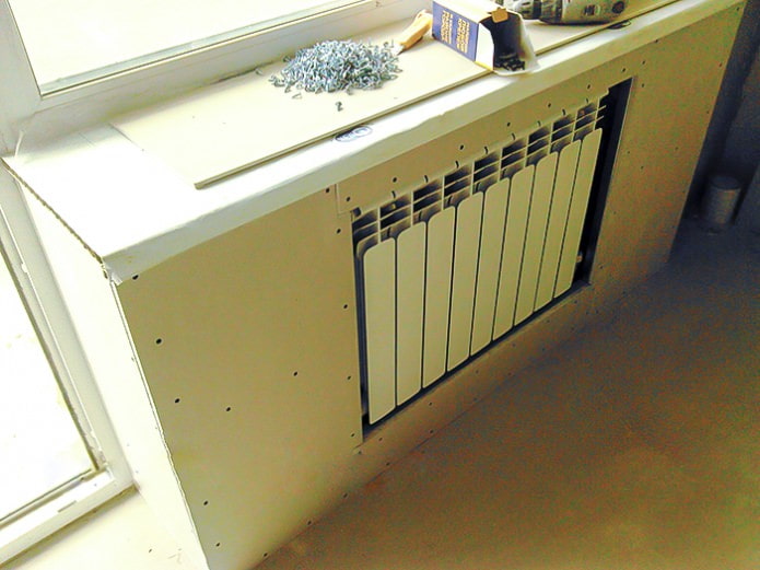 Installation de plaques de plâtre pour un radiateur