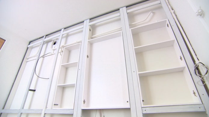 Boîte sur cadre pour cacher les tuyaux