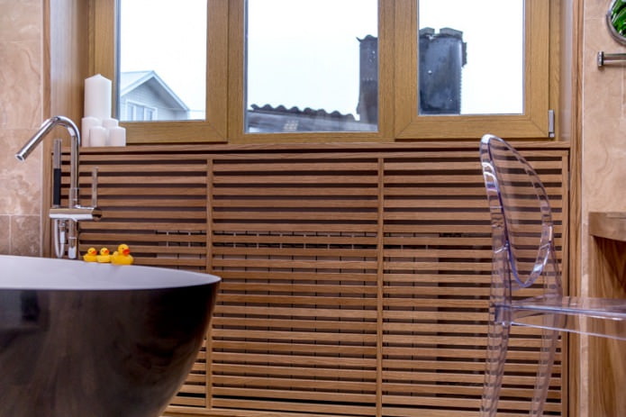 Les radiateurs de la salle de bain sont dissimulés dans une boîte en bois