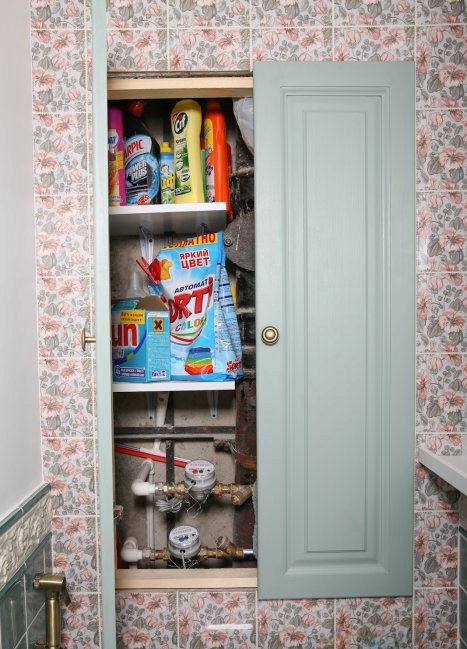 Armoire pour tuyaux dans les toilettes