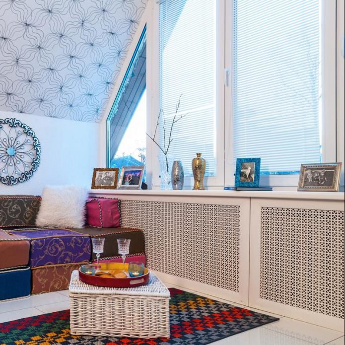 grilles en plastique sur batteries dans le salon