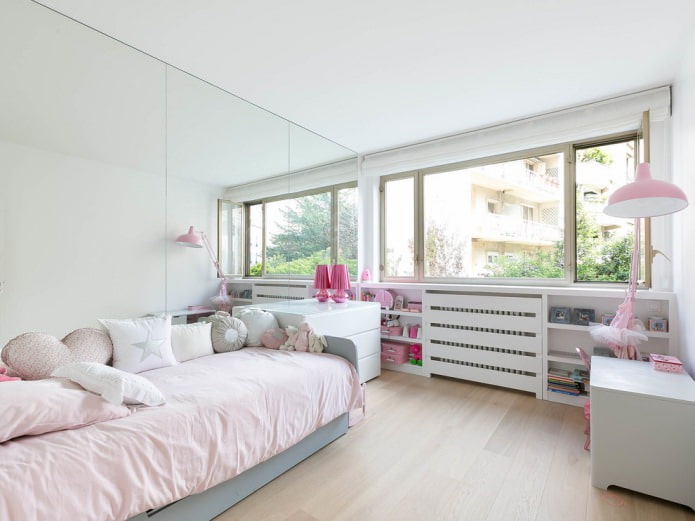 Grille blanche pour la pile dans la chambre des enfants