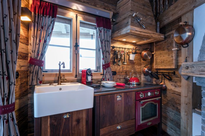 intérieur d'une cuisine compacte en bois