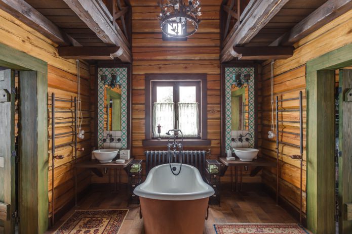 salle de bain finie en bois avec des éléments forgés