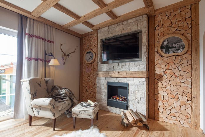 poutres en bois sur un plafond blanc