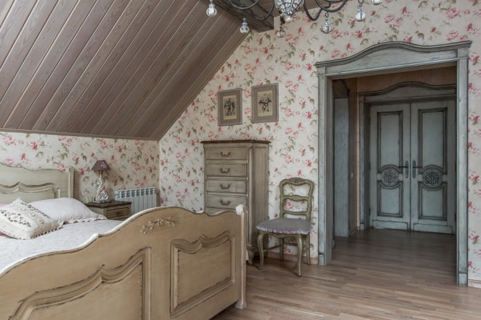 Chambre dans une maison en bois sous les combles