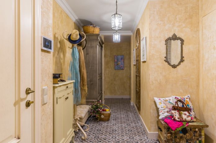 plâtre beige dans l'intérieur du couloir