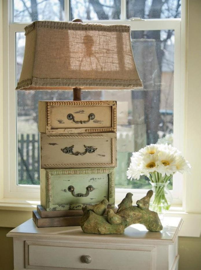 Lampe de table originale avec tiroirs vieillis