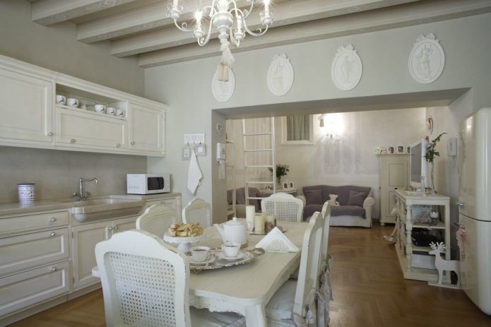 Aménagement intérieur de cuisine et de salon de style provençal