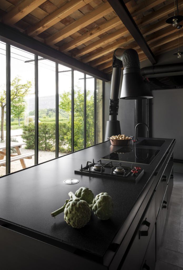 hotte noire inhabituelle de style loft