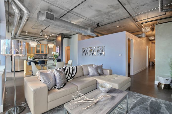 tuyaux au plafond dans le style loft