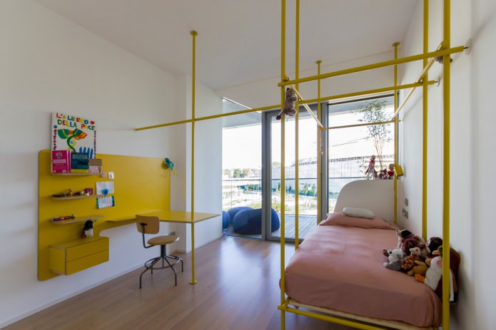 tuyaux jaunes dans la conception de la chambre d'enfant
