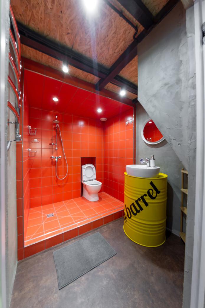 éclairage dans une salle de bain de style loft