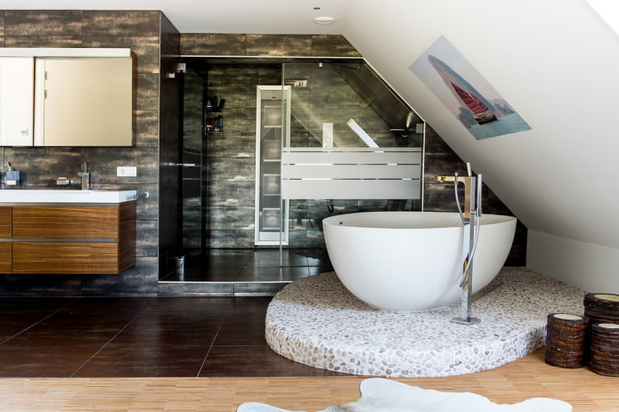 salle de bain sur un podium