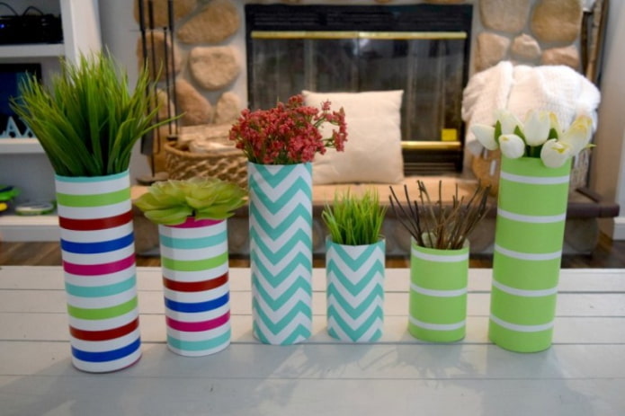 vases faits maison avec du papier peint
