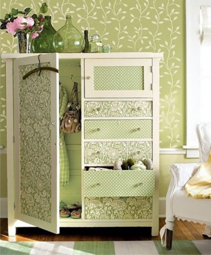 Porte d'armoire décorée de papier peint
