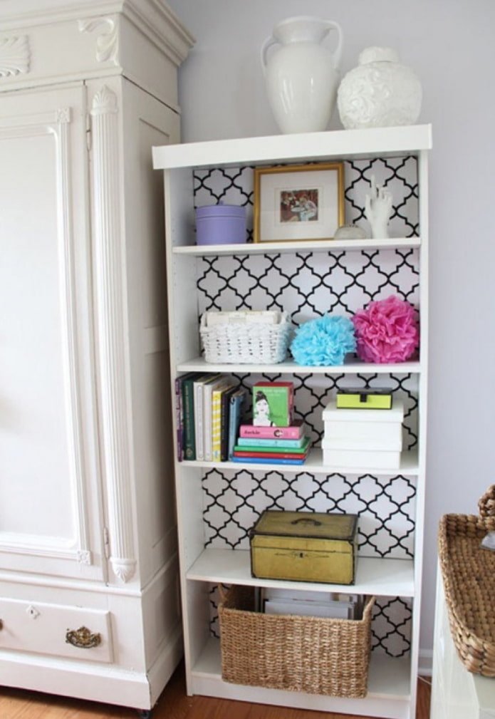 Intérieur d'armoire stylisé avec du papier peint géométrique