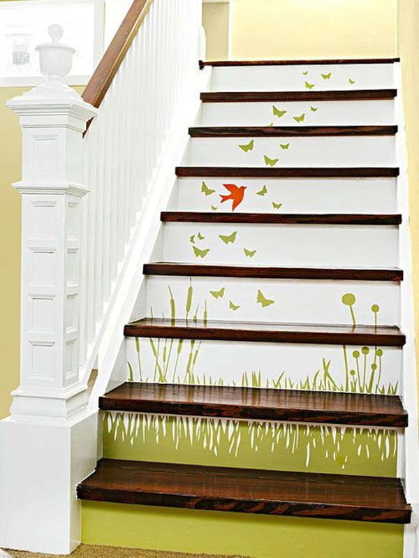 marches d'escalier recouvertes de papier peint