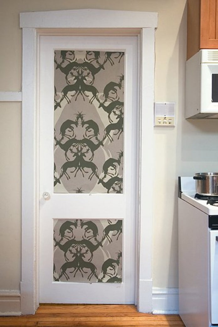 porte avec papier peint à motifs animaliers