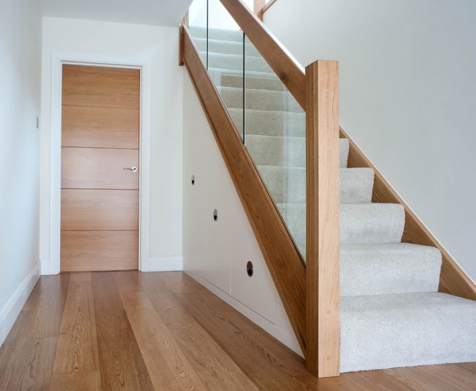 Armoire sous l'escalier