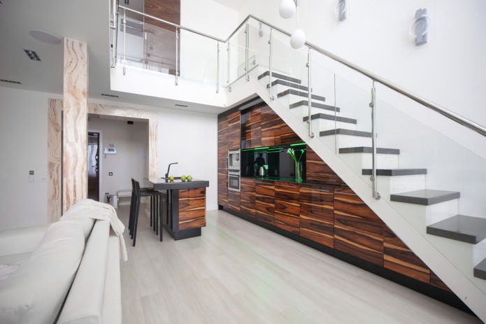cuisine moderne intégrée dans un escalier