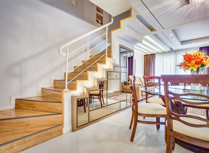 décorer un escalier avec un miroir