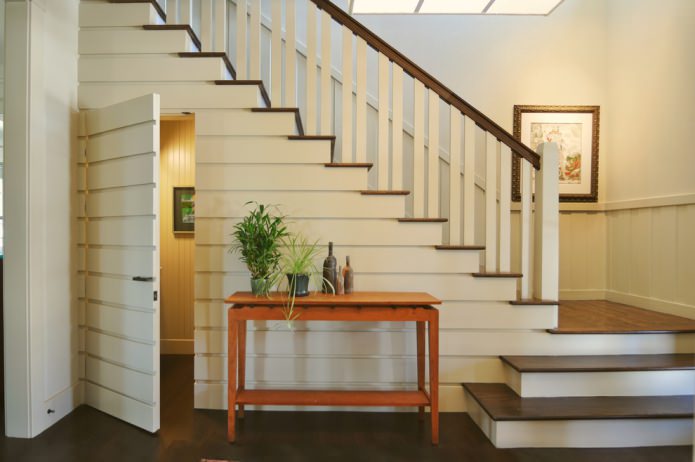 Les portes du garde-manger se fondent dans la garniture de l'escalier
