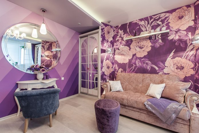 Papier peint violet pour un petit salon
