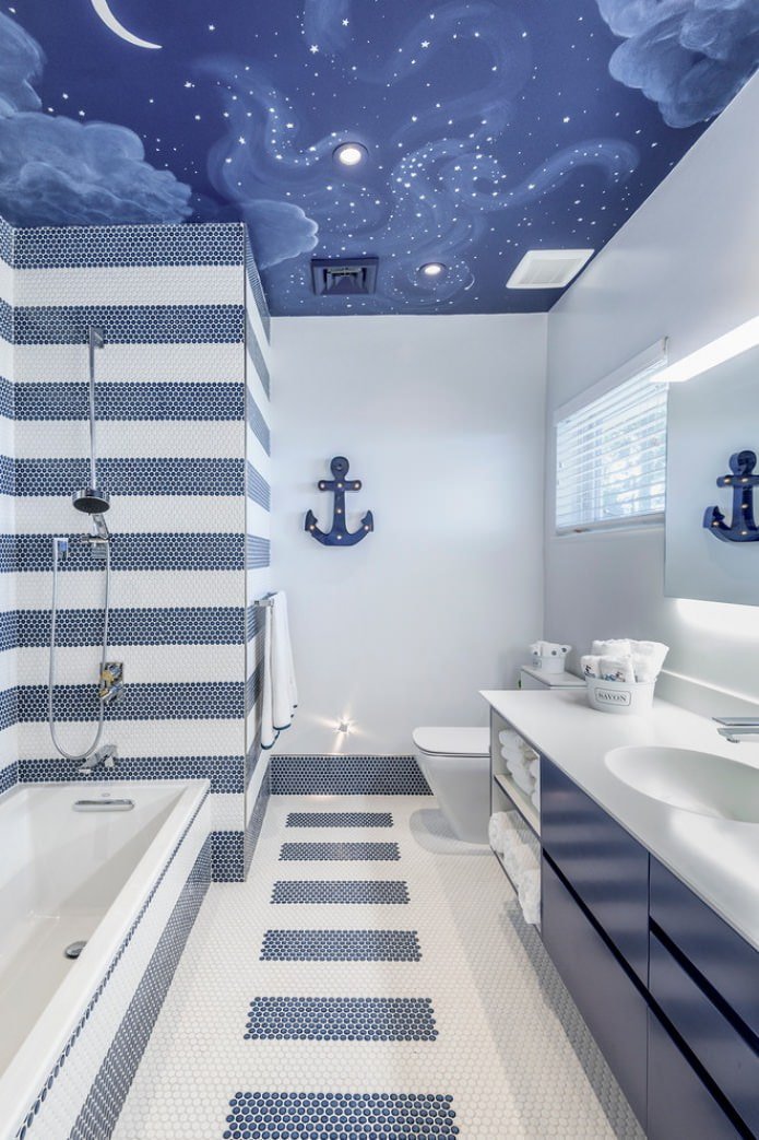 Salle de bain blanche et bleue avec plafond tendu