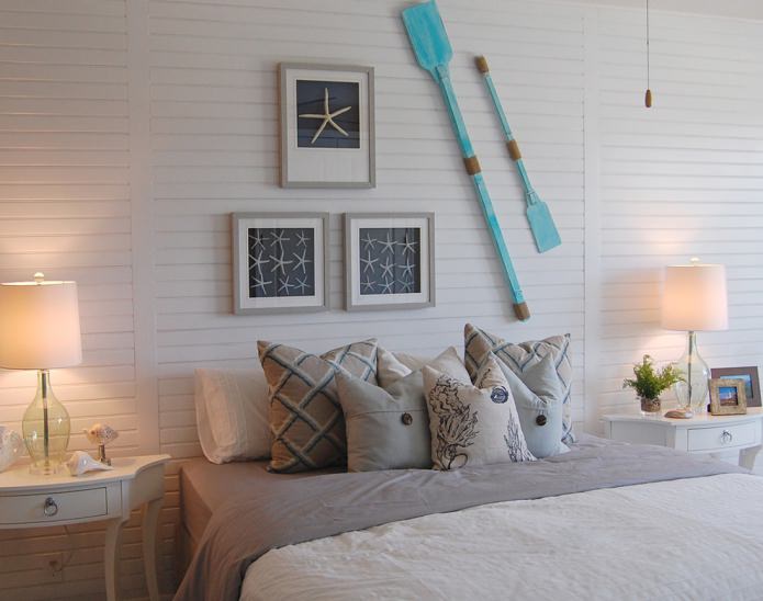 rames sur le mur dans la chambre