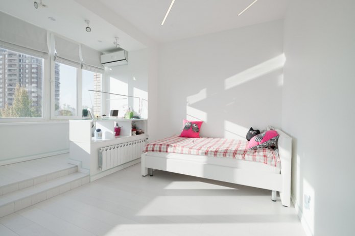 Chambre blanche avec balcon