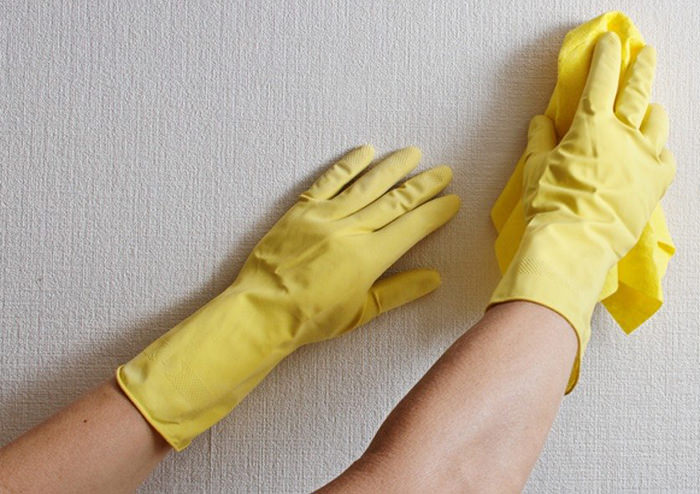 Comment et avec quoi laver le papier peint ? Quels types de papier peint peuvent être lavés ?