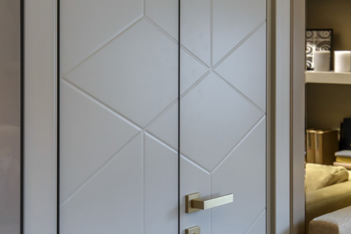 La porte est peinte en gris clair