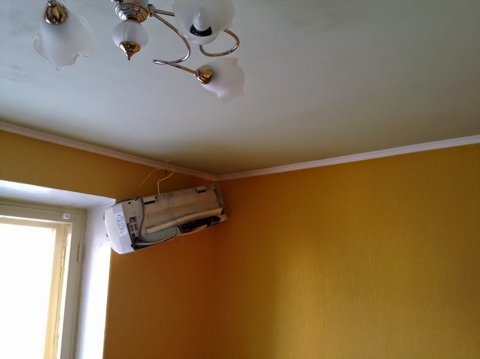 coller du papier peint sous un climatiseur
