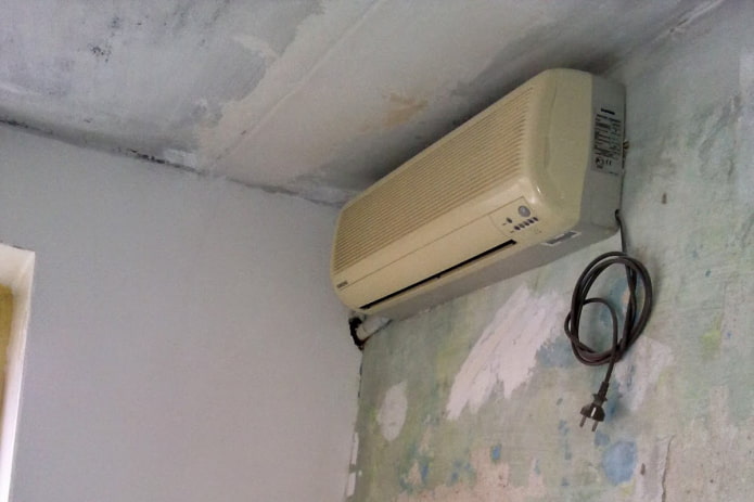 coller du papier peint sous un climatiseur
