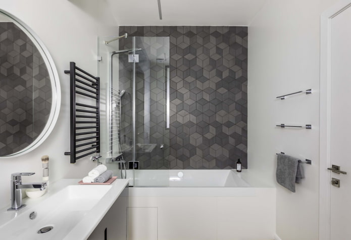 Carrelage foncé dans la salle de bain