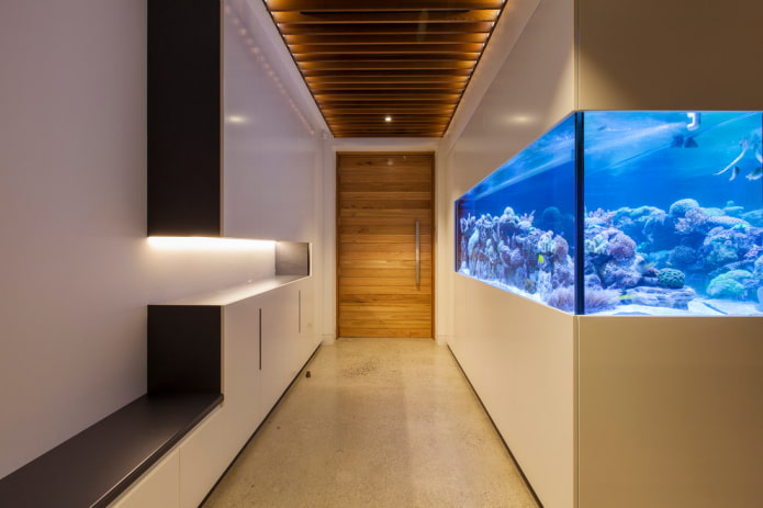 Intérieur d'un couloir avec un aquarium