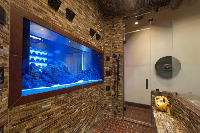 Intérieur de salle de bain avec aquarium