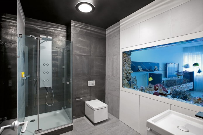 Intérieur de salle de bain avec aquarium