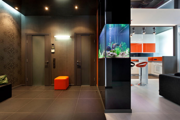 Intérieur d'un couloir avec un aquarium
