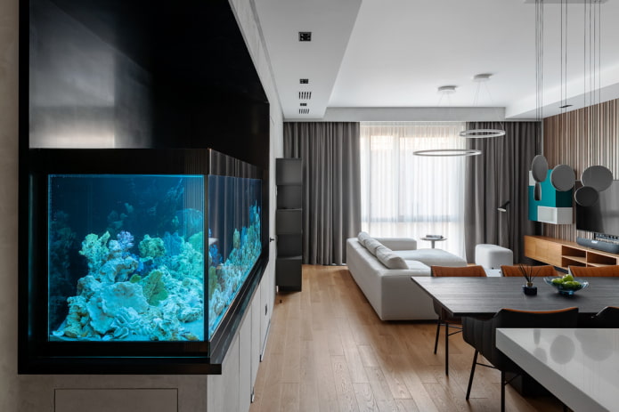 Intérieur d'appartement avec aquarium
