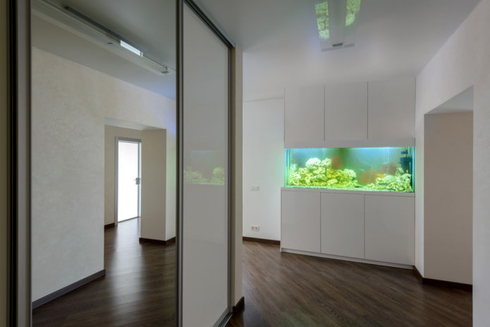Intérieur minimaliste avec un aquarium