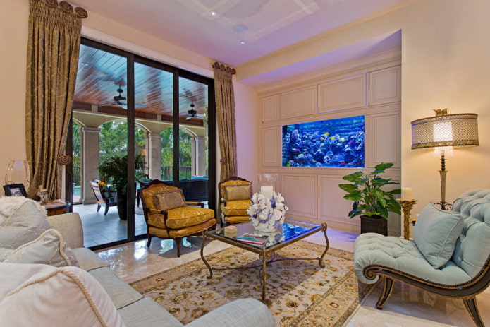 Intérieur de style classique avec un aquarium