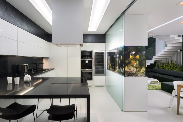 Intérieur de style high-tech avec un aquarium