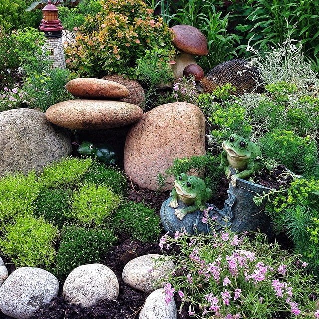décoration d'un toboggan alpin avec des figurines de jardin